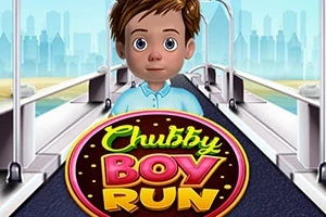 Nuori poika seisoo kävelytiellä, taustalla kaupunkimaisema, ja edessä Chubby Boy Run -logo