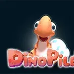 Oranssi dinosaurus hymyilee iloisen näköisenä ja istuu suuren, sinipilkullisen munan vieressä tummalla taustalla, jossa on vaaleanpunainen teksti DinoPiler