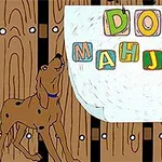 Ruskea koira katsoo taaksepäin kävellessään puisen aidan edessä, jossa lukee kirjaimin DOG MAHJONG