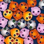 Erivärisiä eläinhahmojen päitä sinisellä taustalla, kuten oransseja, vaaleanpunaisia ja harmaita