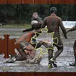 Mutaista rugbyottelua pelaavat pelaajat, joiden päälle on asetettu palapelin paloja