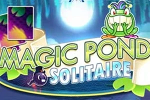 Satumainen lampimaisema, jossa sammakko, kuu ja teksti Magic Pond Solitaire