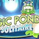 Satumainen lampimaisema, jossa sammakko, kuu ja teksti Magic Pond Solitaire