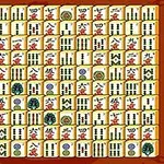 Kuvassa on värikkäitä mahjong-laattoja, jotka on asetettu tiiviisti ruudukkoon puiselle taustalle