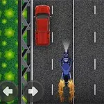 Punainen auto ja sininen moottoripyörä ajavat rinnakkain moottoritiellä, moottoripyörän perästä näkyy liekkejä