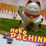 Hymyilevä maneki neko -figuuri keskellä värikästä kenttää, jossa on teksti neko Pachinko