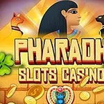 Faaraon muotokuva eriävien kissapatsaiden ja kolikoiden ympäröimänä, keskellä teksti Pharaoh Slots Casino