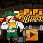 Mies perinteisessä asussa pitämässä olutkolpakkoa, taustalla suuria putkia ja keskellä puinen Play-painike