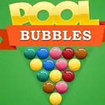 Kolmion muotoon asetellut värikkäät pallot vihreällä taustalla, yläpuolella teksti POOL BUBBLES