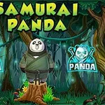 Samuraipukuinen panda seisoo kannolla metsässä, ja taustalla on vihreitä puita sekä kaksi kallokuvitusta