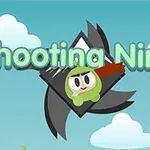 Pieni vihreä ninja hahmo mustan tähden päällä sinistä taustaa vasten pilvien keskellä
