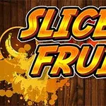 Tekstissä lukee Slice Fruit kelta-oranssilla kirjaintyylillä, ja taustalla on puukuvio sekä värikkäitä maaliläiskiä ja hedelmiä