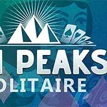 Tri Peaks Solitaire -otsikko, jossa on kolme valkoista vuorenhuippua ja kortteja vihreällä taustalla