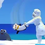 Lumimies heittää pingviiniä jäälautalla, taustalla merileijona ja sininen meri